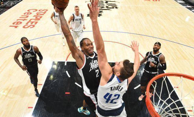 东契奇罕见投出三不沾,乔治中投打铁,朗多拼命大帽哈达威,波神造犯规