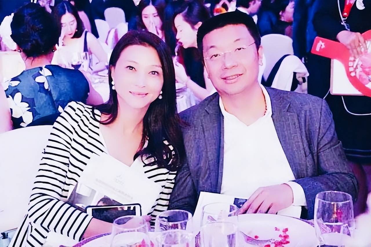 浙江宁波新首富诞生,坐拥数百亿的资产,妻子是台湾著名主持人_江南春
