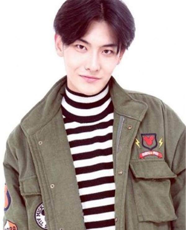 翻版杨洋现身学校录节目,粉丝差点认错_李瑞_网友_快手