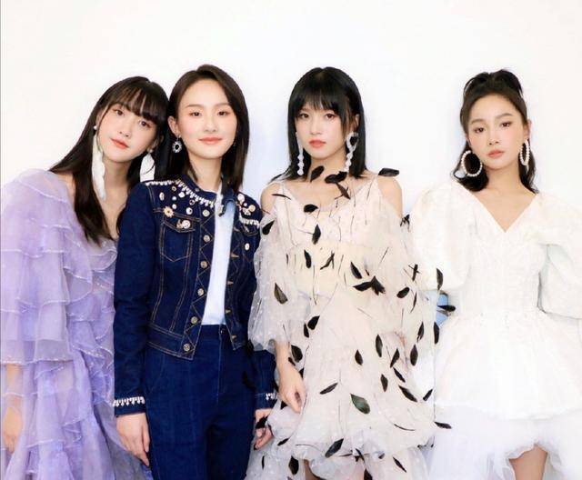 哇唧唧哇新女团sis官宣海报,复古港风,绝了_水晶时代_节目_偶像