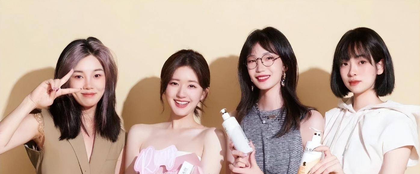 看到赵露思和素人的合影后,网友们直接表示:路人都比她漂亮_颜色_造型