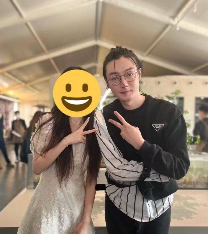 海鲜酒楼偶遇高启盛苏小玎,小心翼翼与粉丝合影,被指近照像少女_董璇