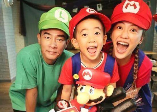 毕竟,陈小春当年风靡一时.