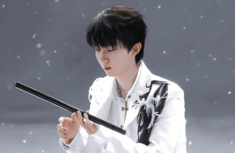 其次,马嘉祺自己和公司都没有立过学霸人设,只能说是粉丝炒起来的传