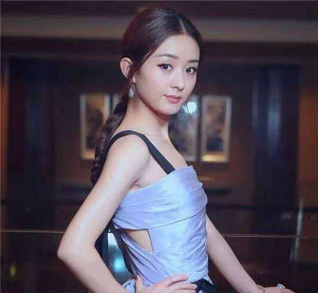 别再说赵丽颖胸小了,她的最新装扮出炉,给人一种性感女神的感觉_身材