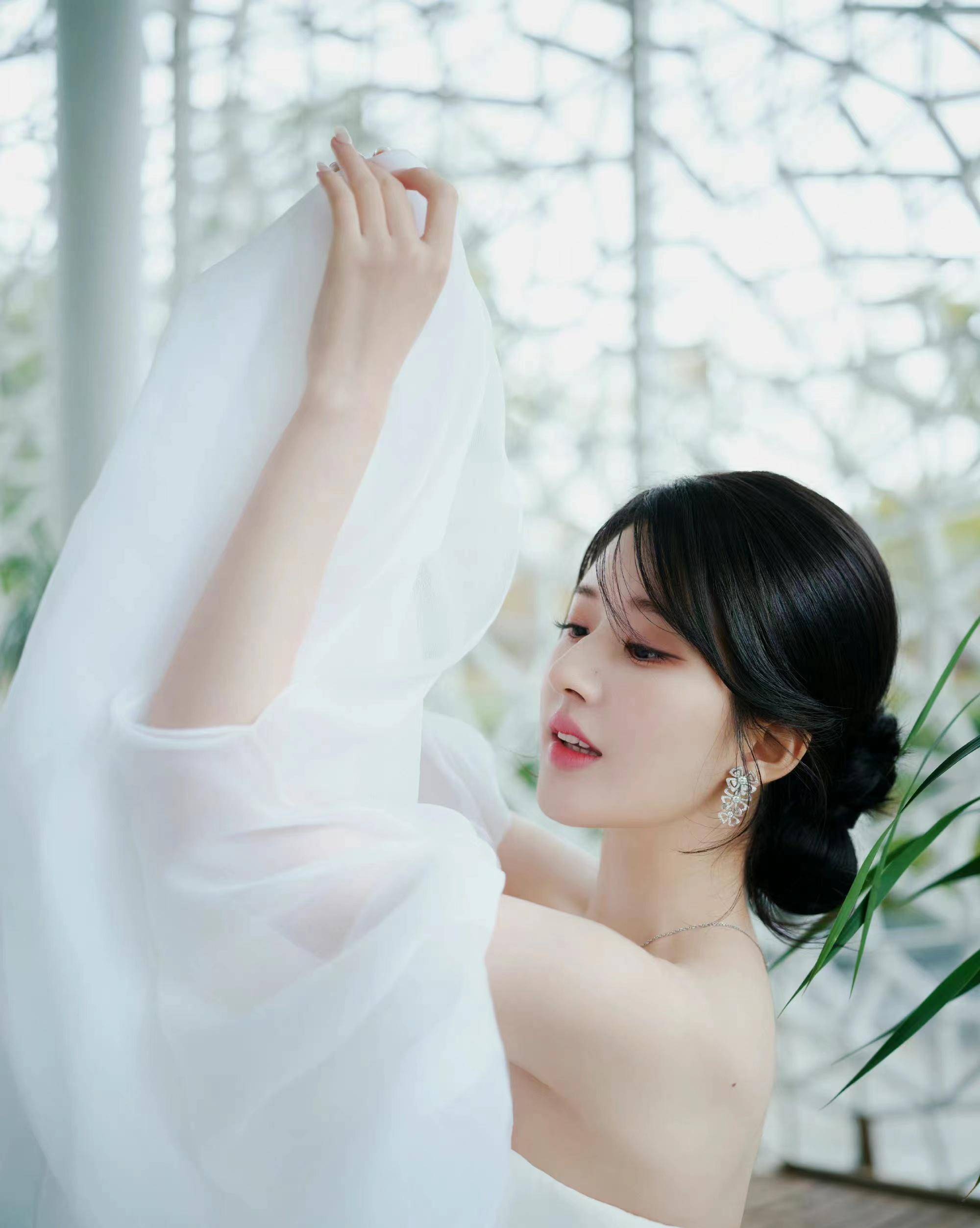 白到发光的赵露思,穿露肩薄纱裙,轻松变小仙女_造型_身材_皮肤