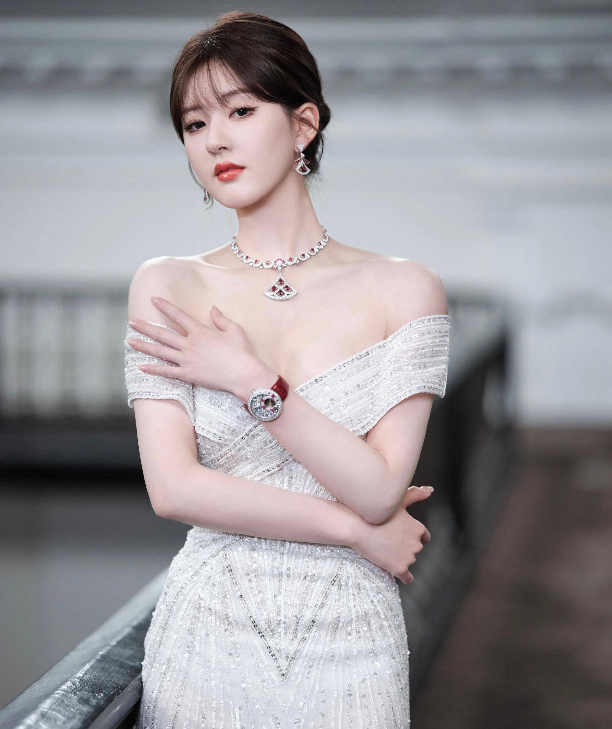 赵露思身着一字肩亮片连衣裙现身宝格丽线下活动,化身高贵少女,俏丽