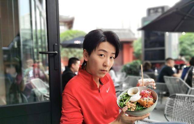 女排又一世界冠军从名校毕业,穿学士服上镜尽显帅气_张晓雅_中国女排