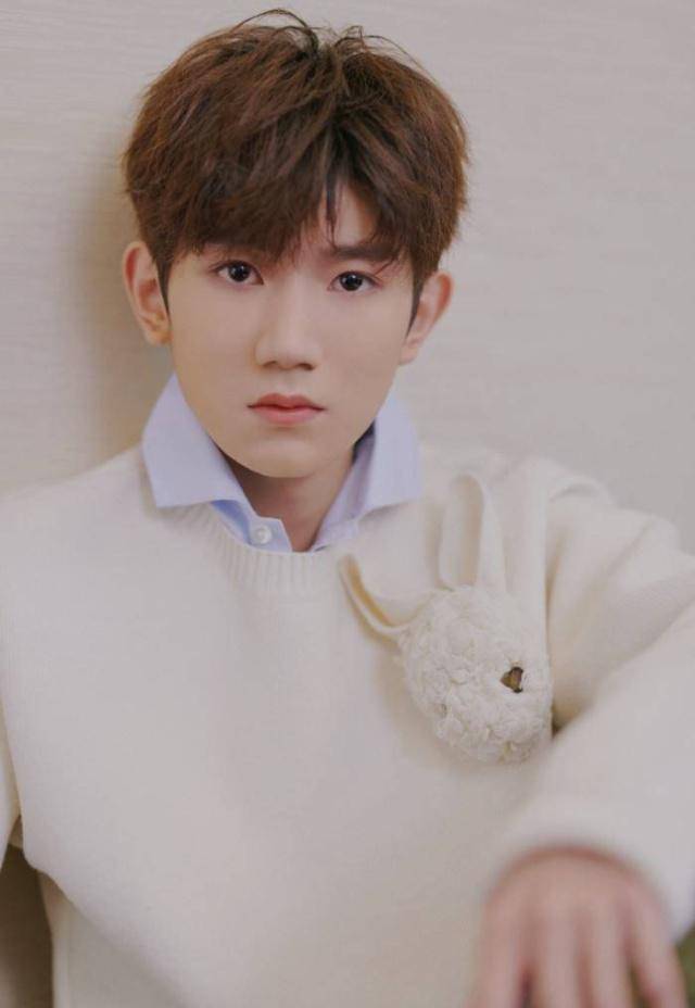 王源吸烟引热议,作为粉丝如何看待自己爱豆的不雅行为?