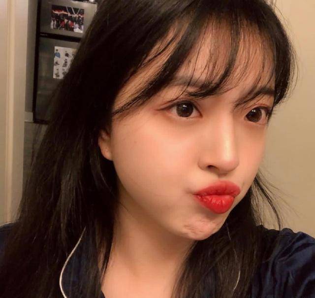 王中磊女儿王文也和好友吃法式大餐,笑容甜美举止优雅,超淑女!