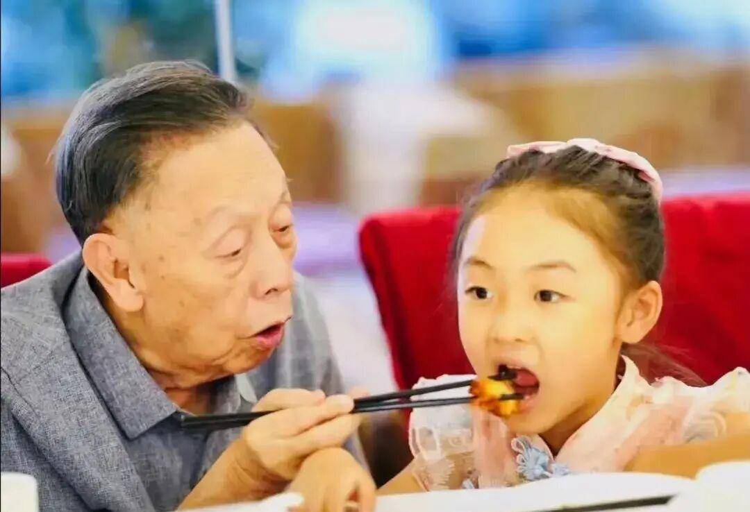 黄俊英儿子图片