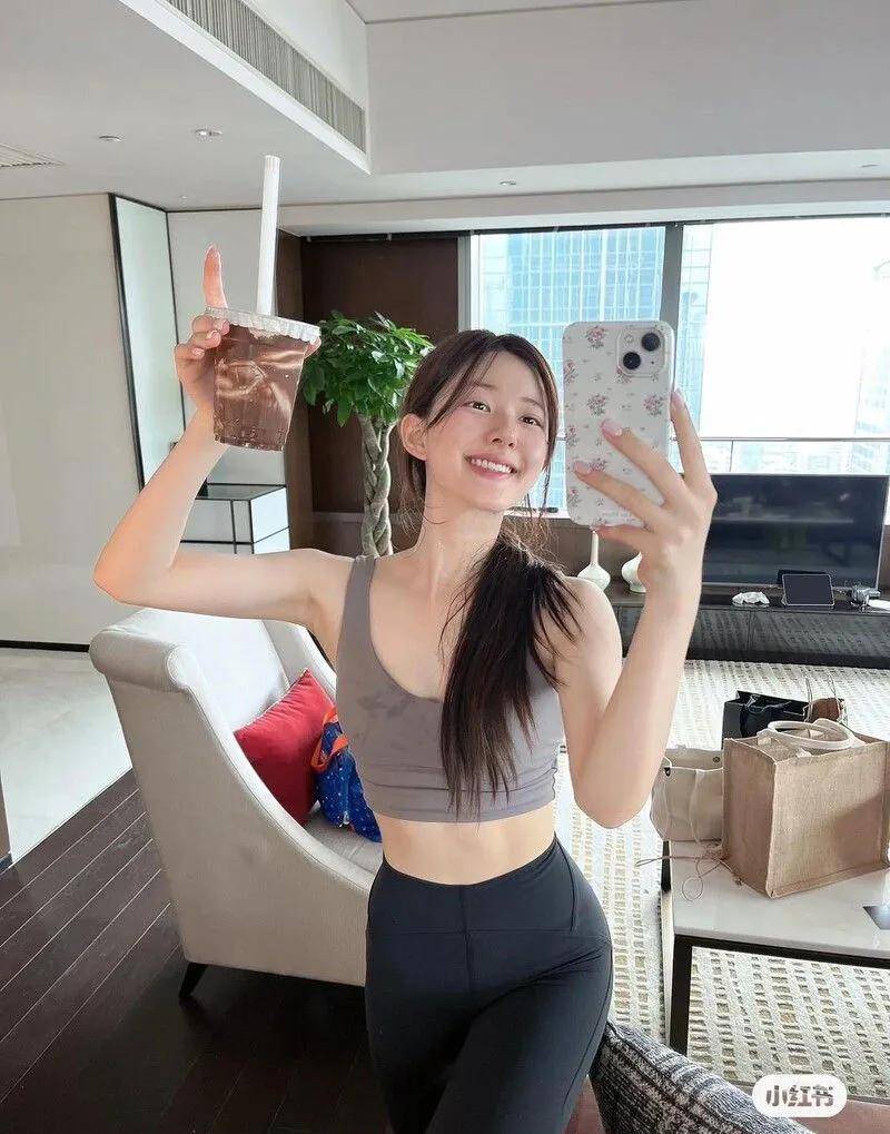 赵露思在高强度运动时还会穿紧身拉链外套搭配时尚裤