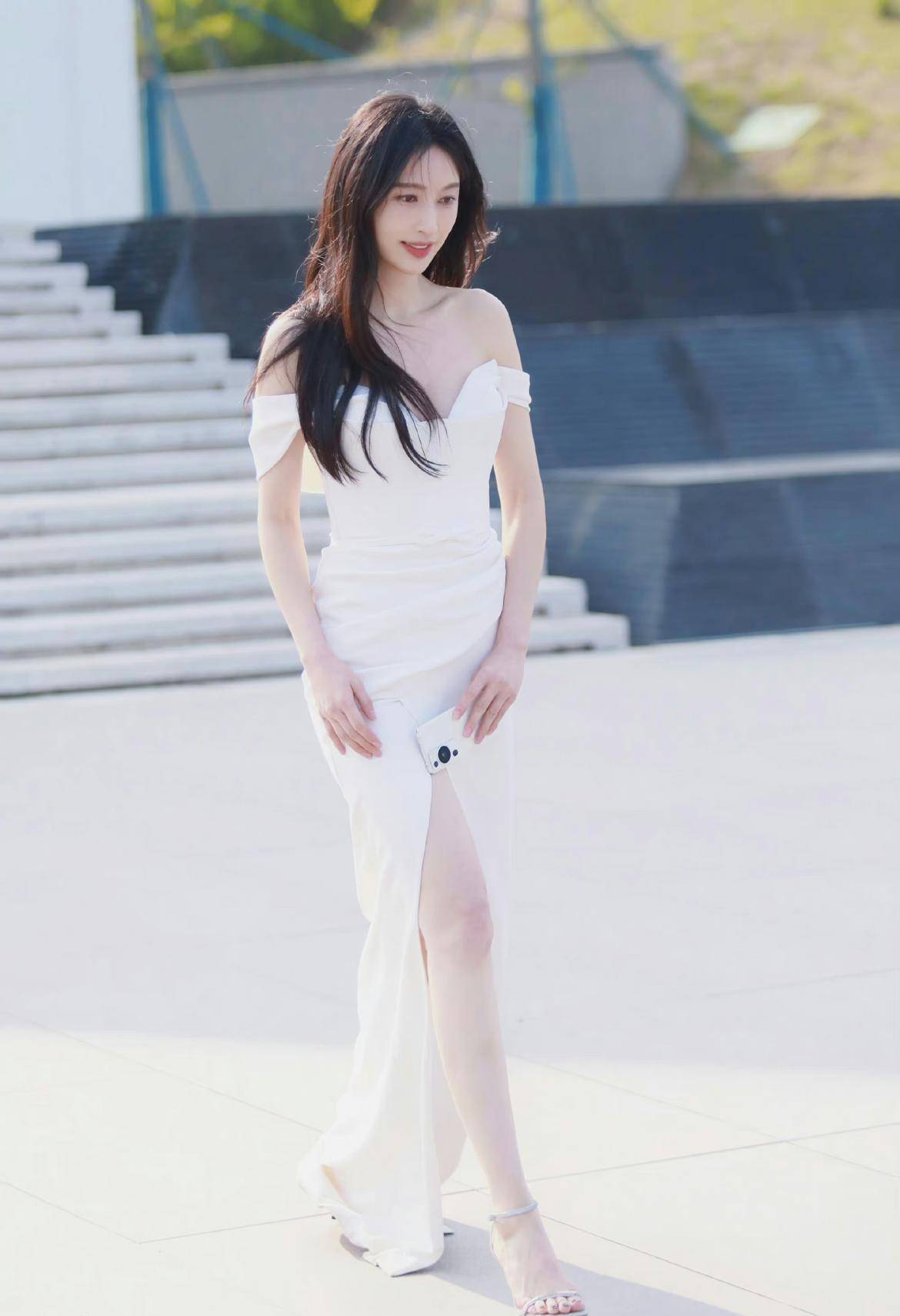 张俪真是太绝了,身穿白色开叉长裙,美丽又美丽,太撩人了!