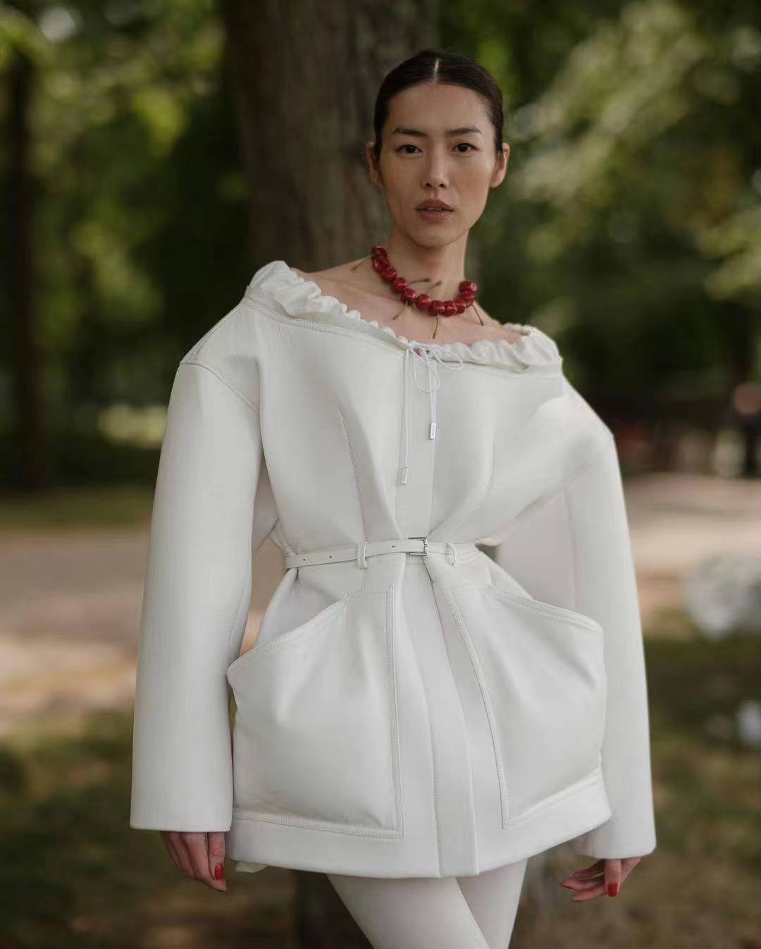 穿露肩装跟肯豆gigi合影抢风头,东方脸超美_白色_造型_外套