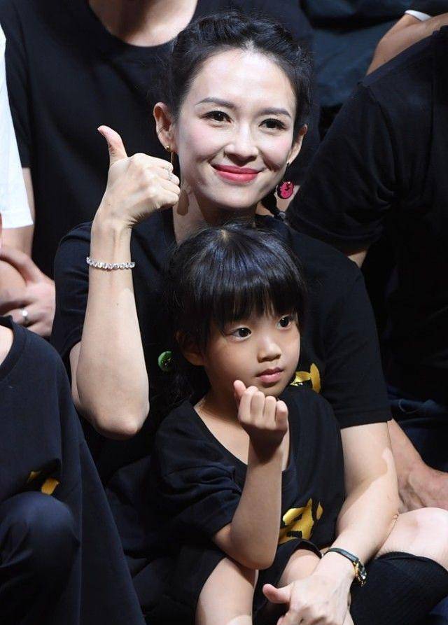 汪峰带女儿去看章子怡新电影,没想到小苹果开口就喊妈!