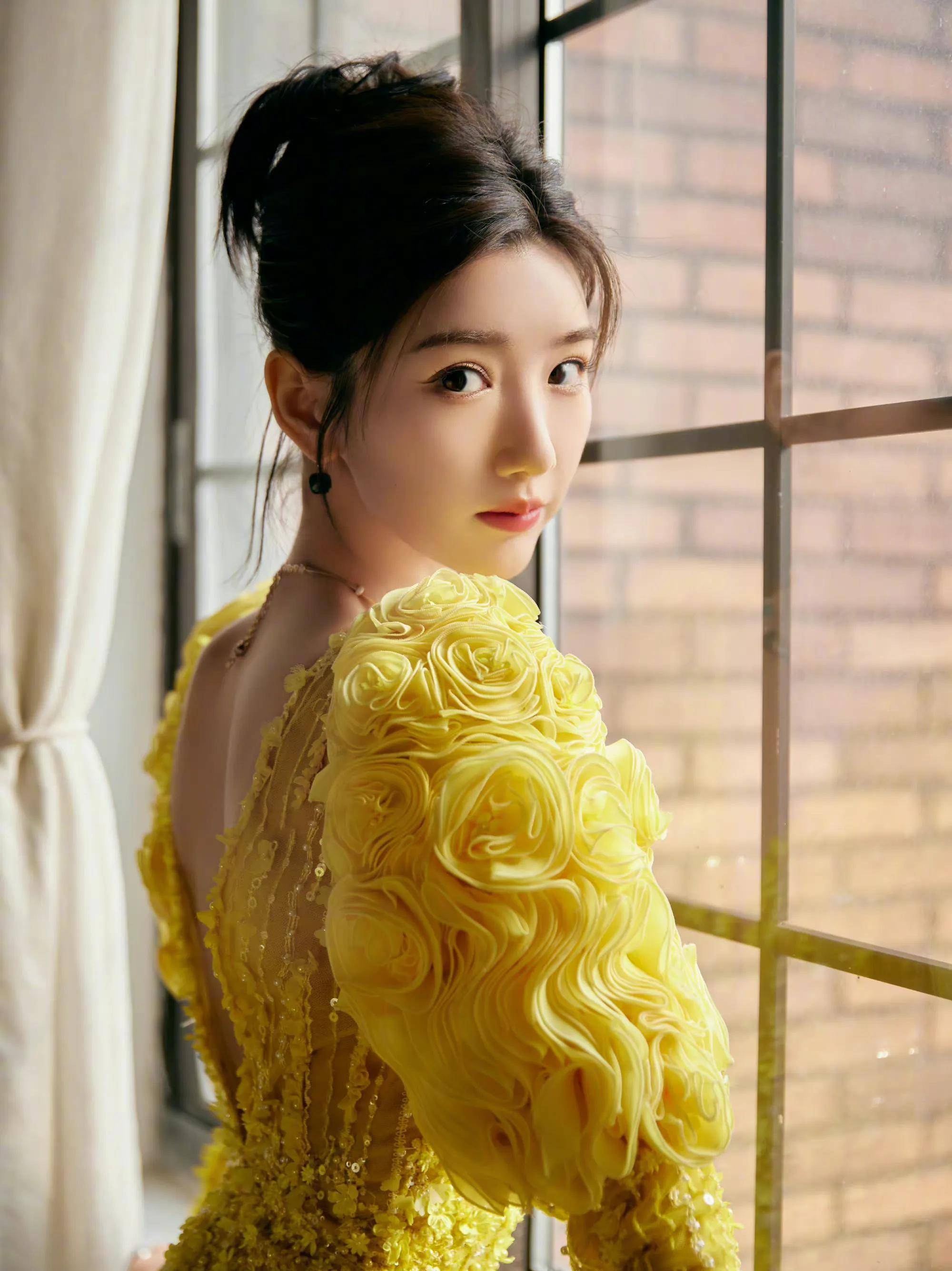 毛晓彤国剧盛典红毯造型曝光,一袭鹅黄色礼服,美丽动人_身姿_时尚