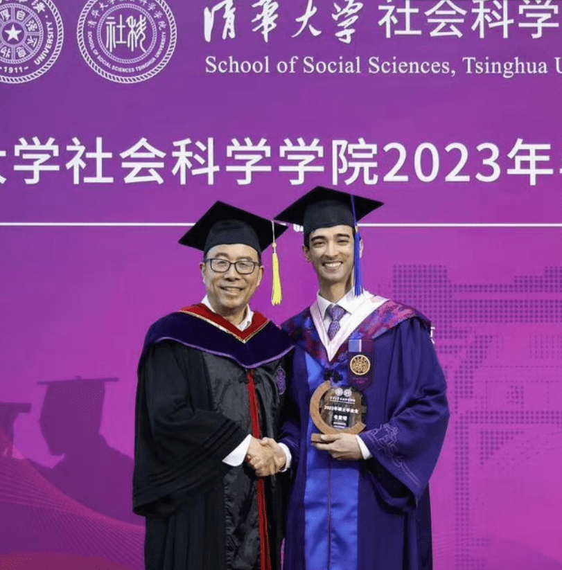 重庆大学学士服图片