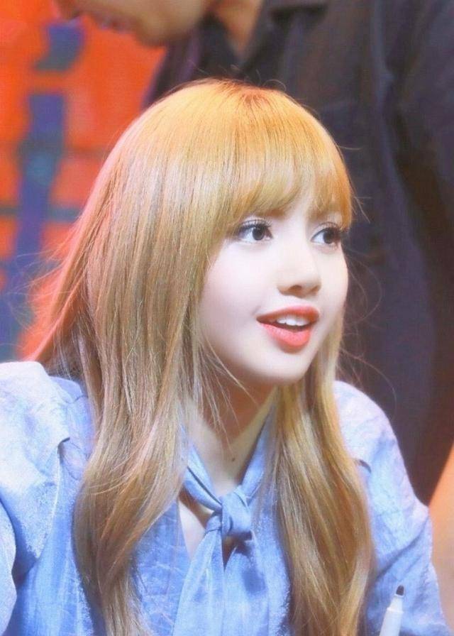 尤其是染发成网瘾少女的lisa,看上去非常的洋气,可爱的笑容让人难以