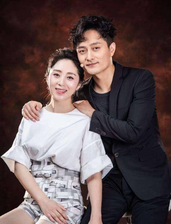 歌手云飞年届四十,但一点都不显老,他和郭津彤的宝宝都4岁了!