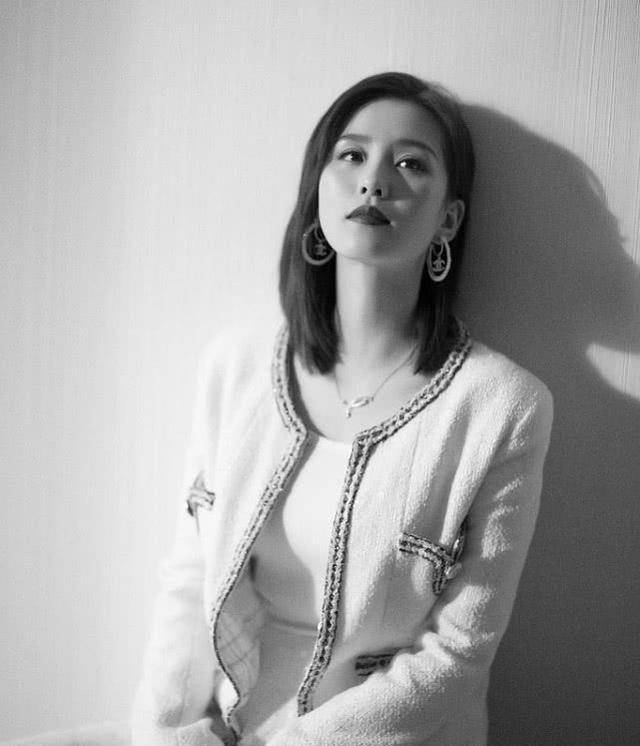 33岁刘诗诗完美诠释知性美,身穿蓝色针织衣,侧颜太让人心动_女性_女生