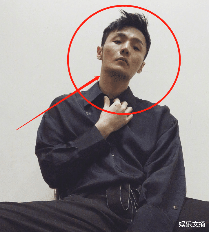 李荣浩晒寸头自拍照,穿背心痞帅十足,网友的评论却戳中我的笑点_气质