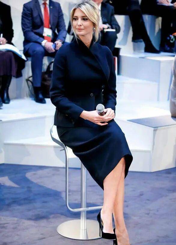 伊万卡"花样坐姿"太迷人,身高180大长腿放不下,侧身坐有气质_黑色