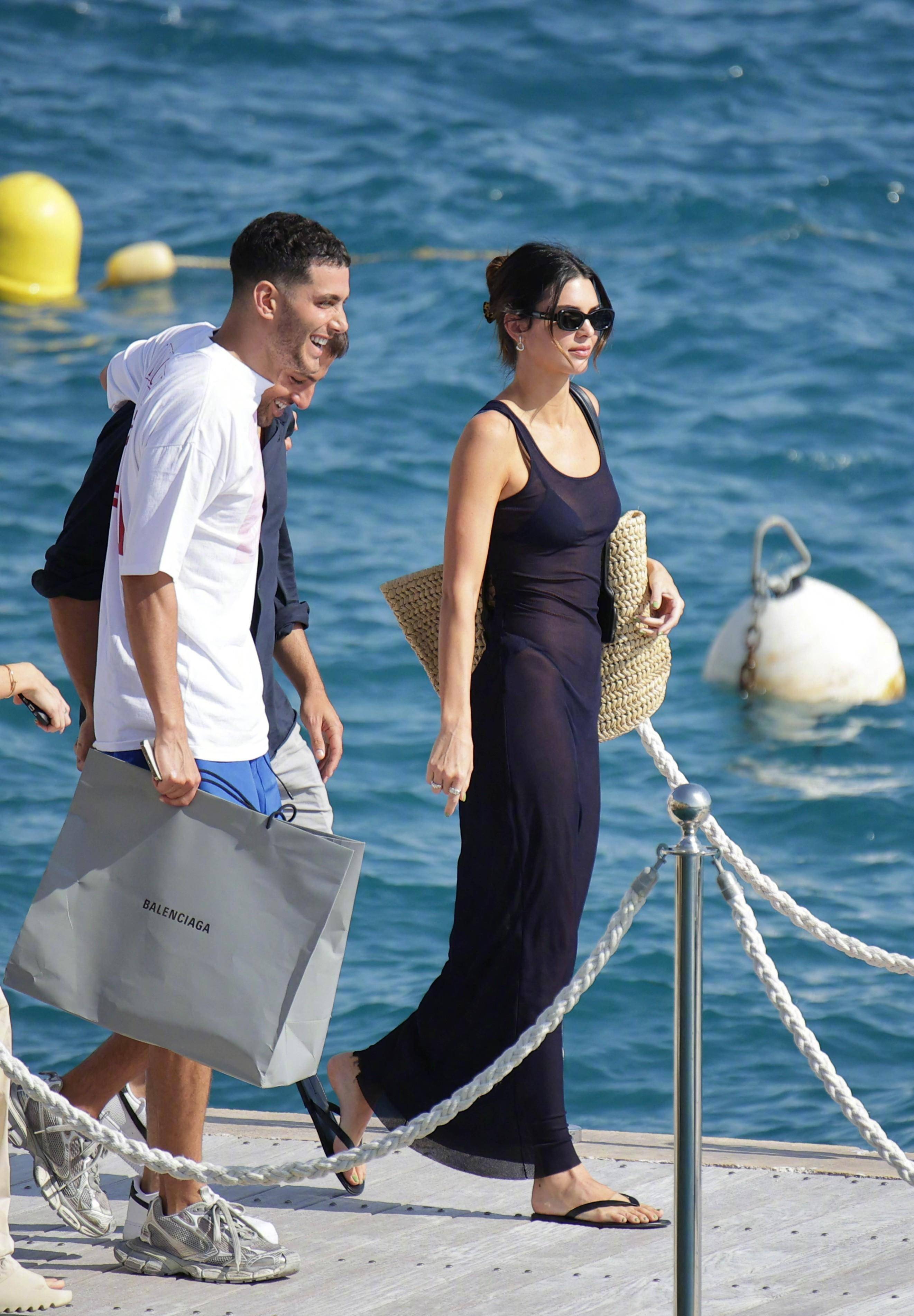 肯豆比基尼外搭轻薄长裙,676767这身材真好看啊_衣服_黑色_的