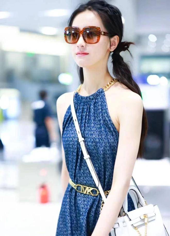 陈都灵造型太时髦，深蓝色连衣裙配墨镜，惊艳上海机场！