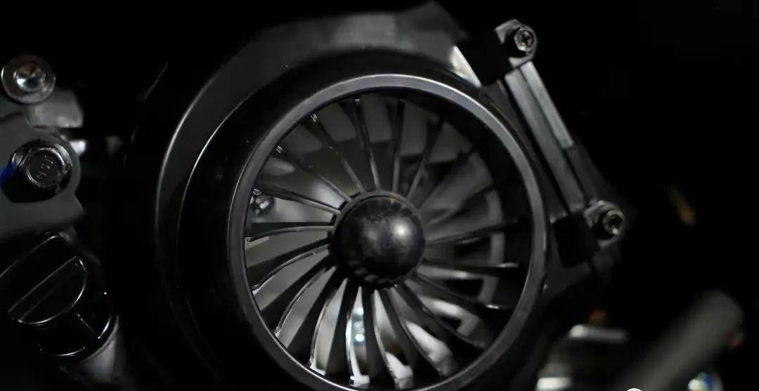 它属于强制风冷散热,在磁电机转子位置会有一个风扇,能够实时提供冷却