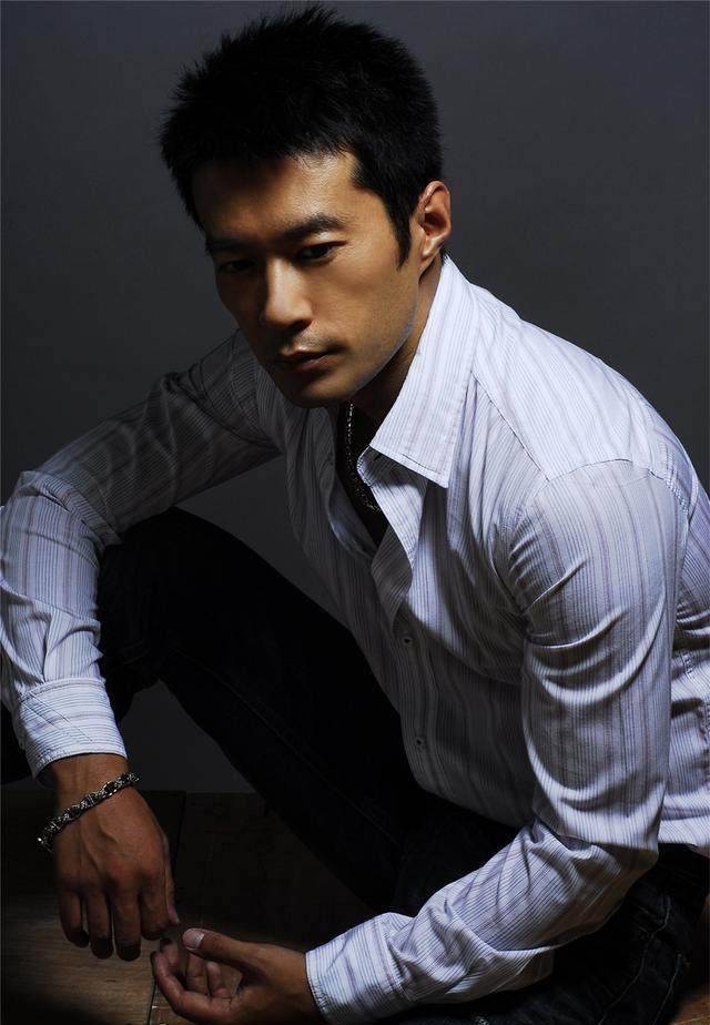 30岁才出道,凭借精湛的演技成名,低调零差评,45岁还单身_谭凯_生活