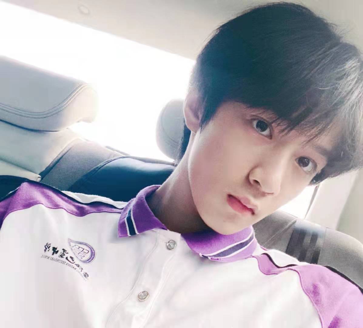 前几天的时候,刘耀文中考拍毕业照的时候还被粉丝们拍到了,从照片中