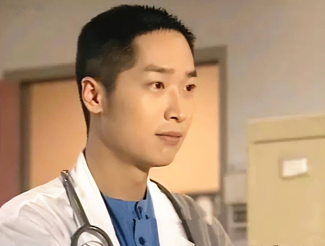 知名港星与大妈街头合唱,友善鼓励对方不要怕,51岁大学读中医_马浚伟