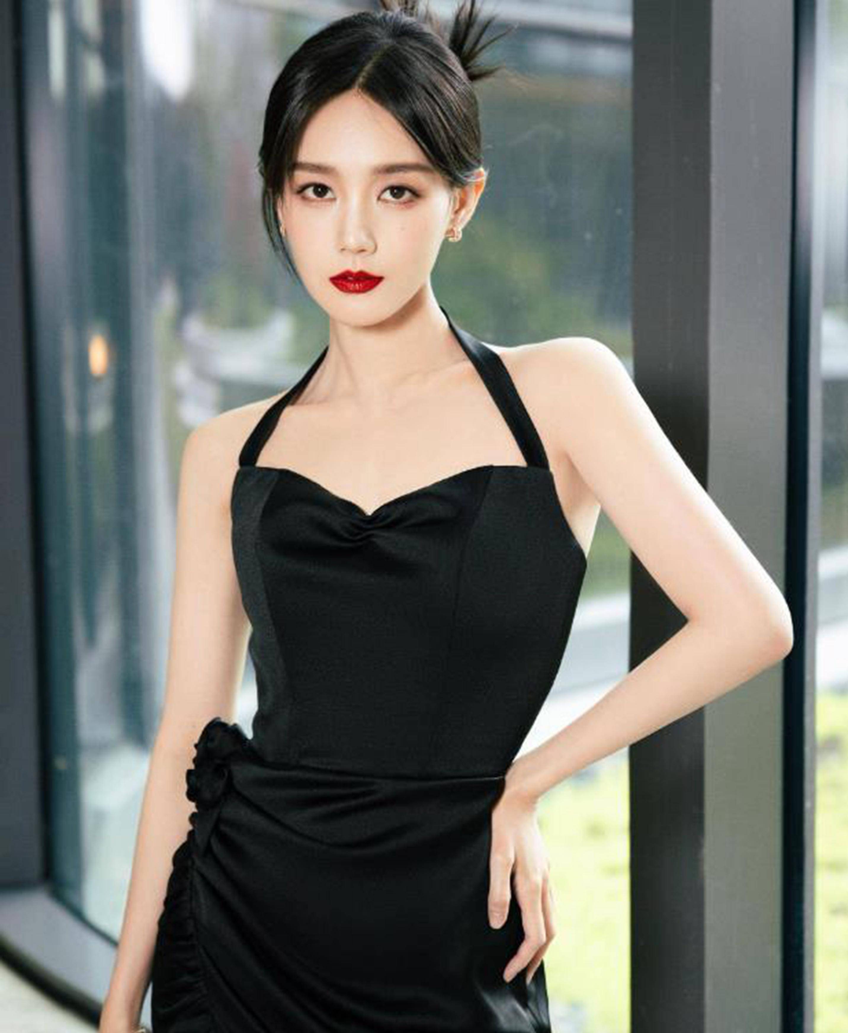 李一桐身穿黑色吊带裙出席盛典,火红双唇,展现曼妙迷人身材_气质_红唇