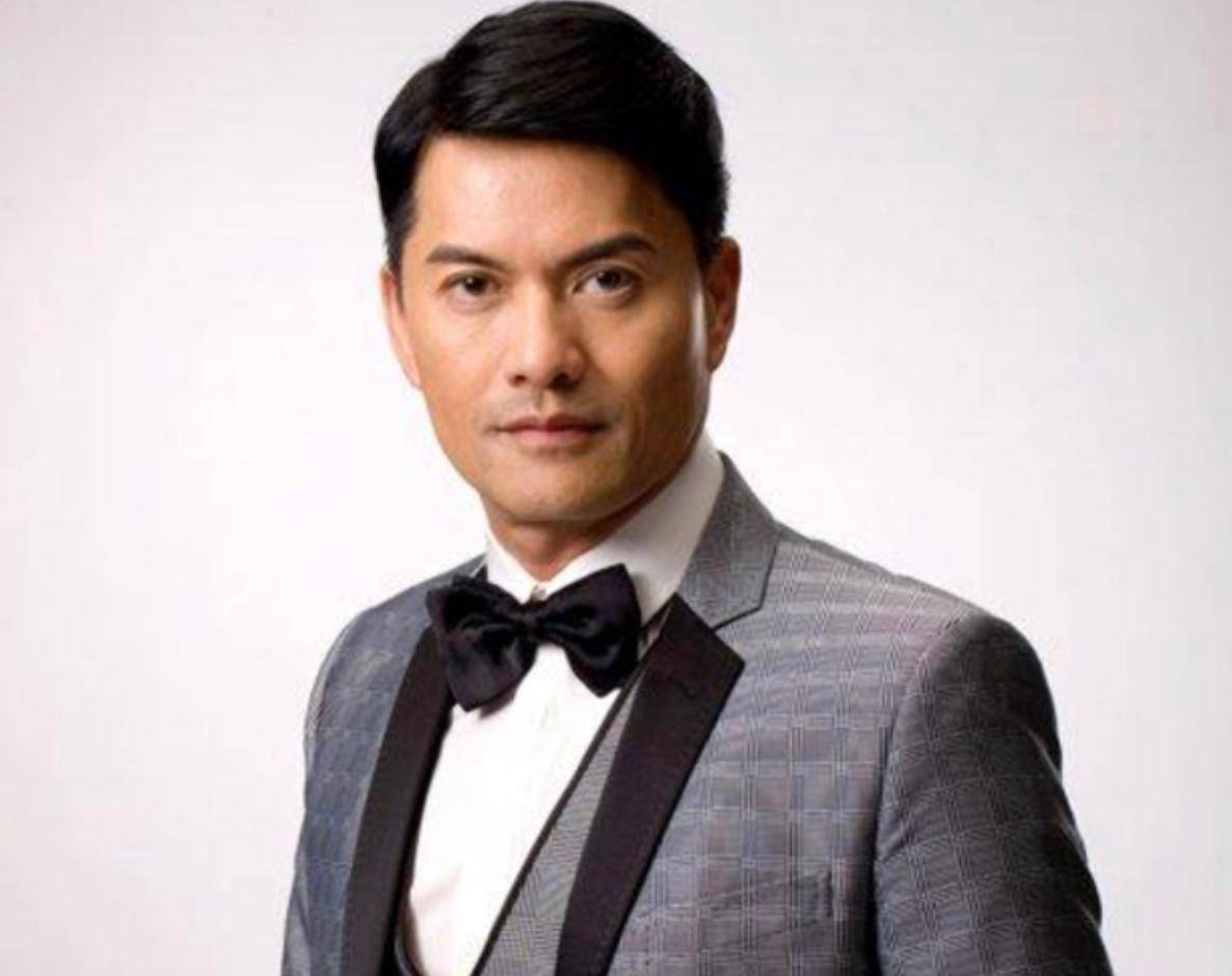 主演电视剧《雪山飞狐》,在剧中还分别饰演胡一刀和胡斐两个角色,1991