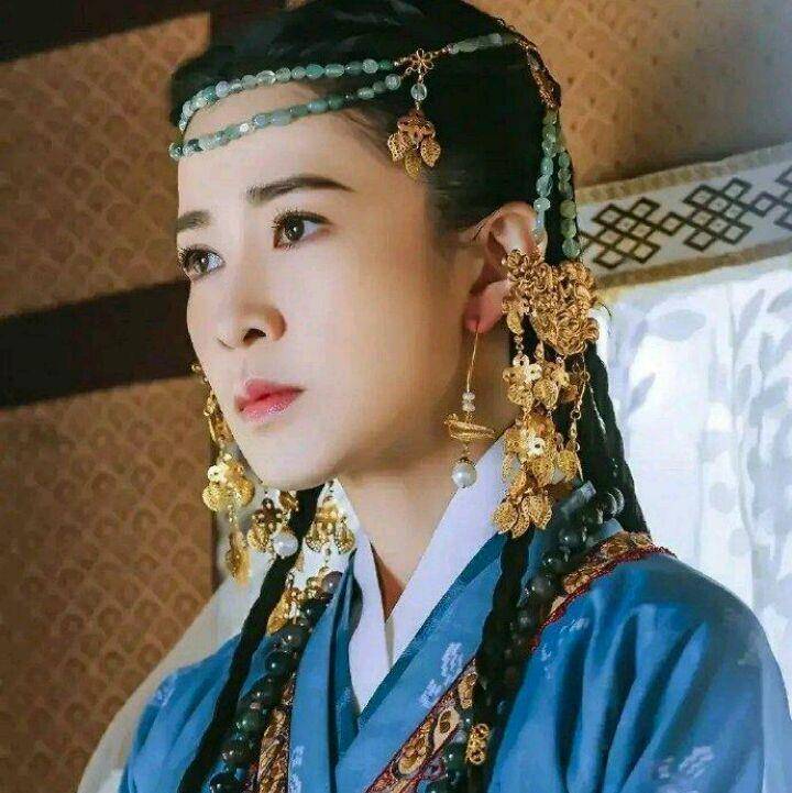 太平王和胡撵私下互动也很甜,谭凯说和佘诗曼吻戏让他激动哭了!