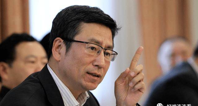 52岁电视名嘴白岩松,娶美丽妻子23年恩爱如初,22岁儿子一表人才