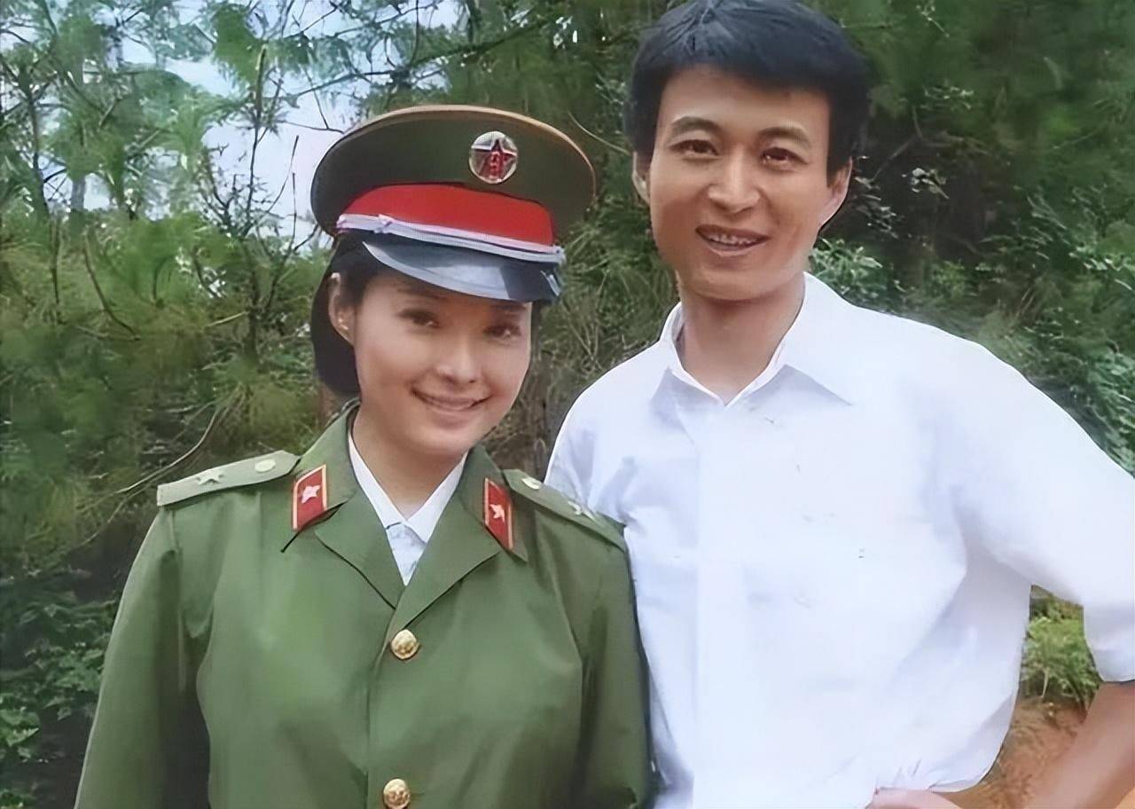 而分手不久的袁立,在云南拍戏时与演员赵岭假戏真做,感情从戏里延伸到