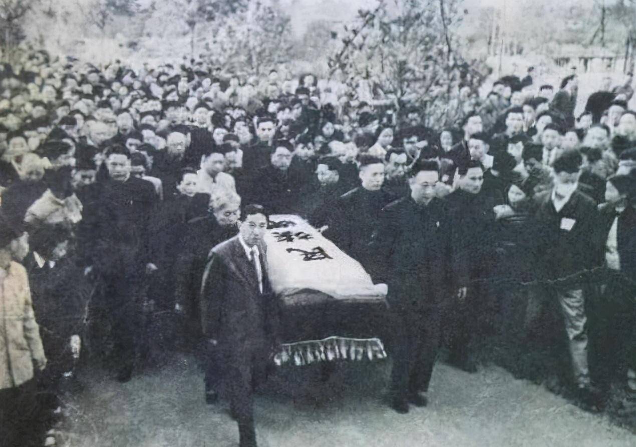 殡仪馆到万国公墓之间的路程有整整十几里路,但是装着鲁迅先生遗体的