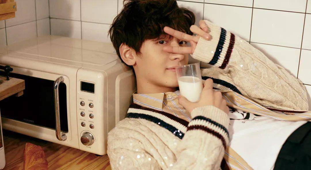 r1se翟潇闻:"缺点,哈哈哈哈,我有吗?"_白色_slogan_印花