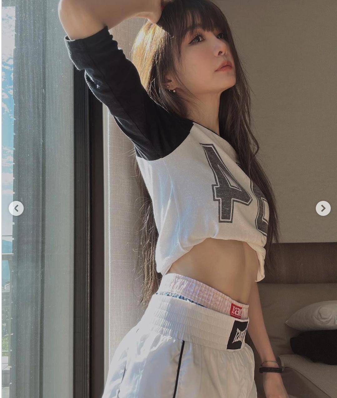 47岁谢金燕晒腹肌照大方送福利,网友:姐姐根本从小美到大_内裤_肚子