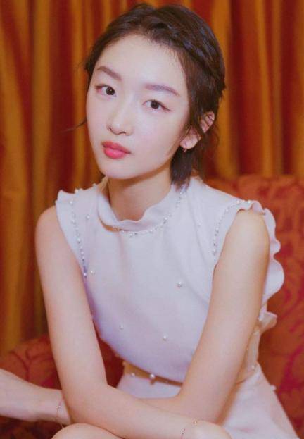 俗话说:"兔子不吃窝边草",难不成周冬雨真的是对助教动了情?