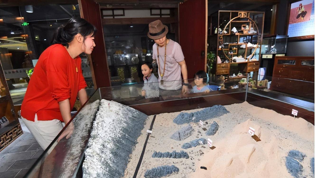 陨石猎人杨可欣:5年冒死捡600颗陨石,拒绝天价收购,自开陨石馆_石友