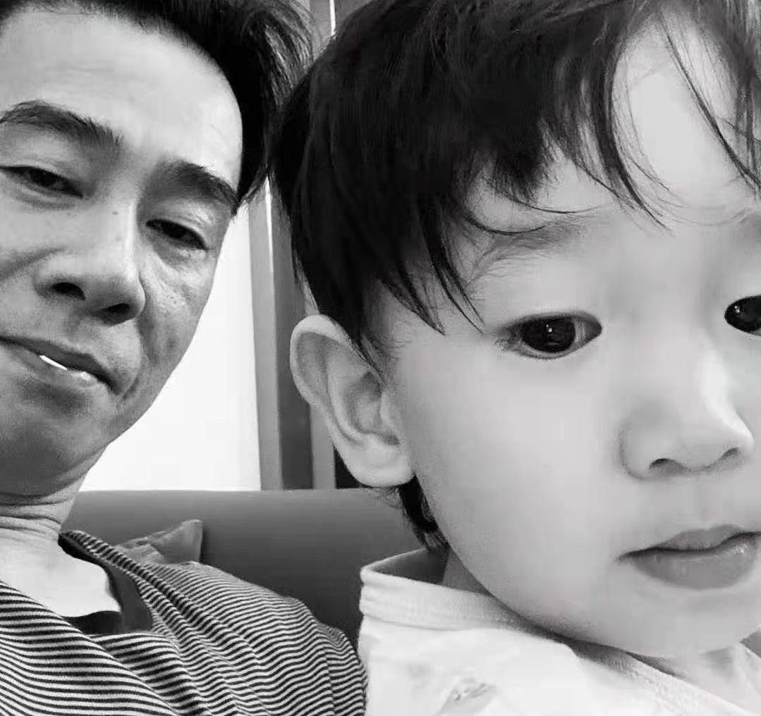 12年后再看陈小春:才明白他娶到小16岁的应采儿,到底有多幸运_张伯芝