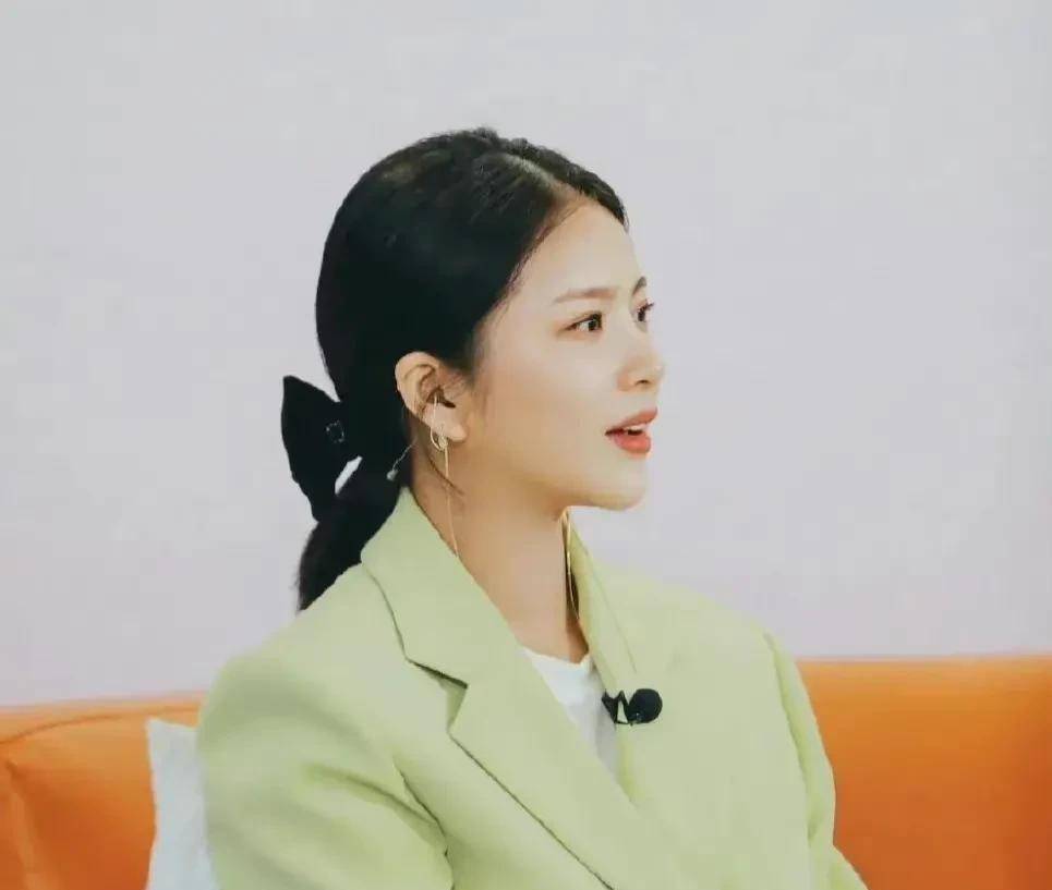杜淳老婆王灿罕晒全身照,腿又细又白堪比女明星,短发更像宋慧乔_女孩
