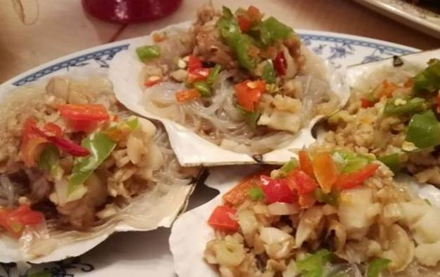 这是一份扇贝,让我不满意的是,我们五个男士,但是扇贝只有四只,大家