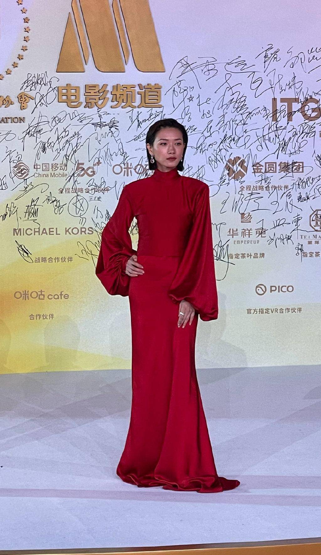 同一家媒体拍的生图,倪妮,佟丽娅她们都抗住了这个镜头.