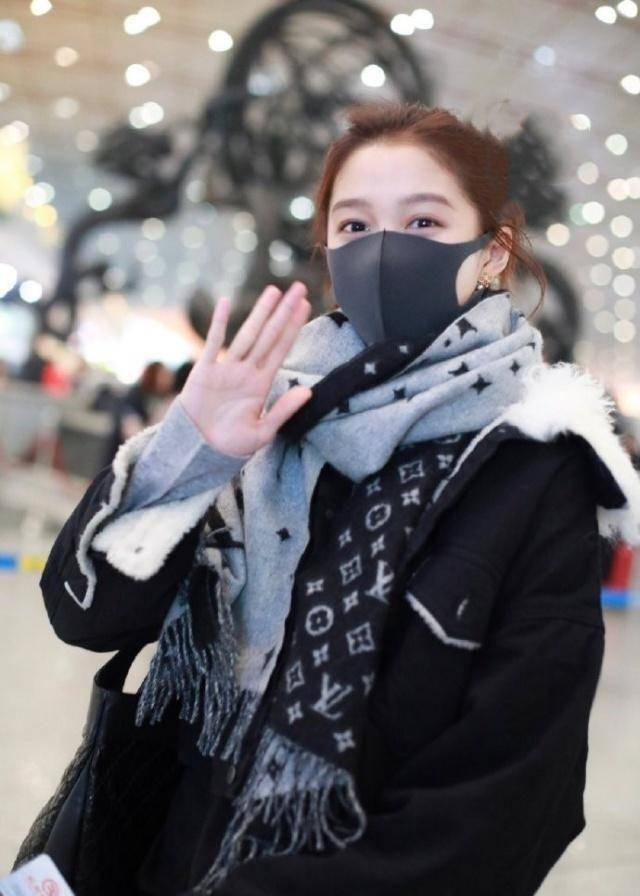 口罩遮挡住了,但是依旧看得见,看得出来,衣品升级的关晓彤连人都精神