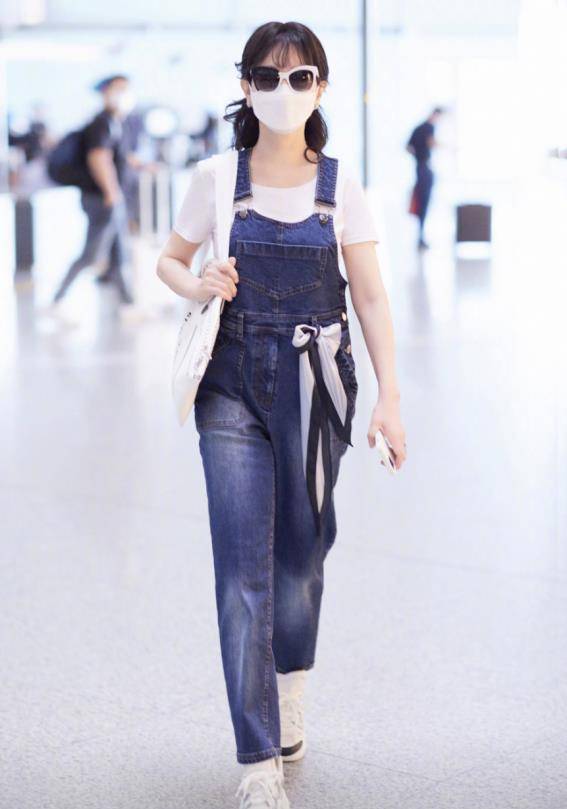 赵雅芝真懂得往"美"了穿,t恤配背带裤,66岁比26岁还青春活力_工装裤