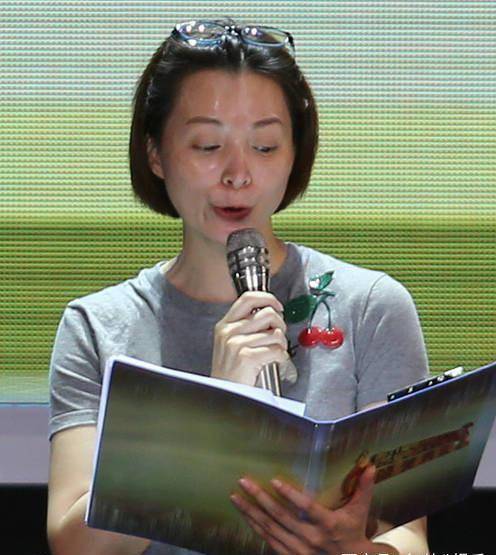 为董卿点赞,她多才多艺英姿飒爽,气度不凡.