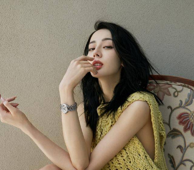 迪丽热巴拍摄夏日清凉大片,侧脸线条令人心动,散发女性魅力!